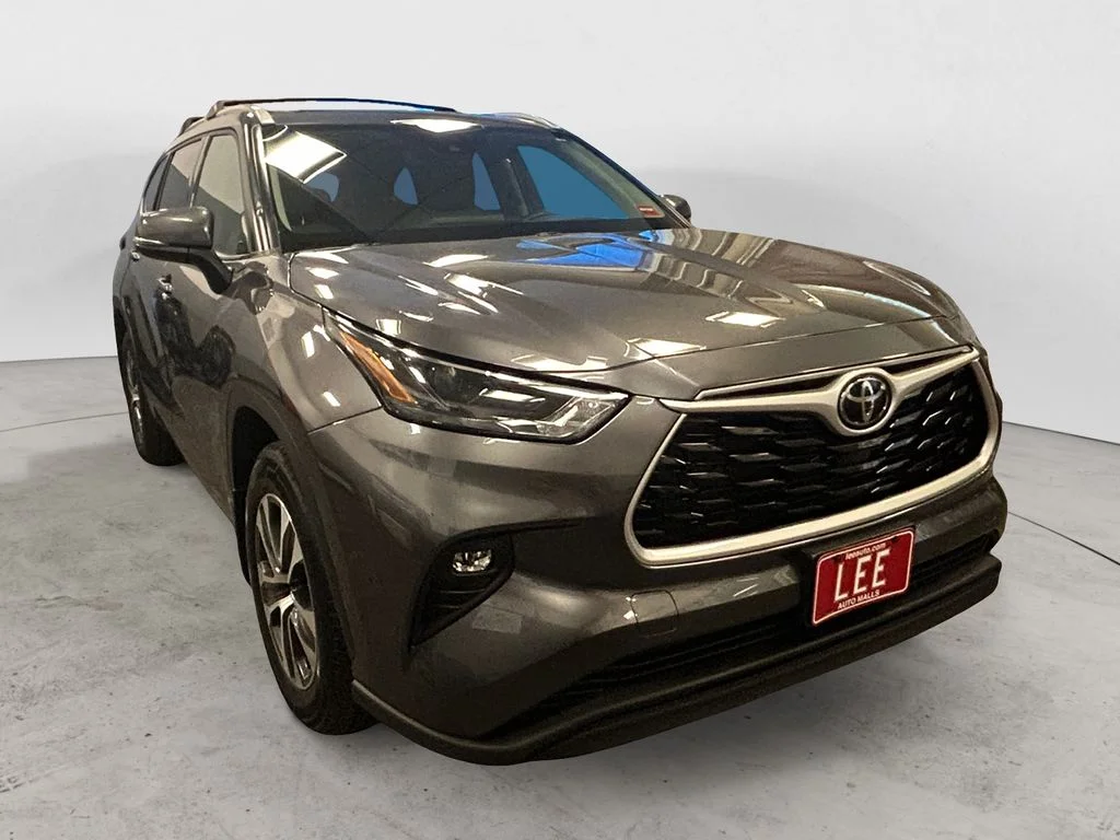 Used 2022 Magnetic Gray Metallic Toyota XLE image 7