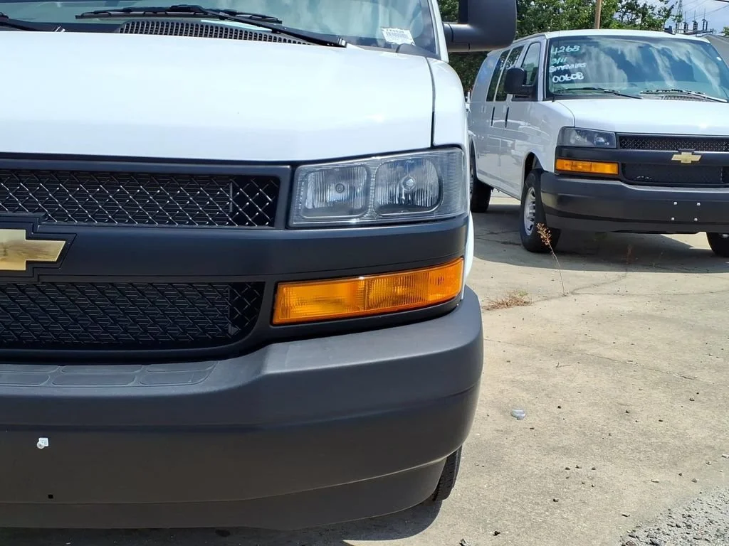 New 2025 Summit White Chevrolet WT image 3