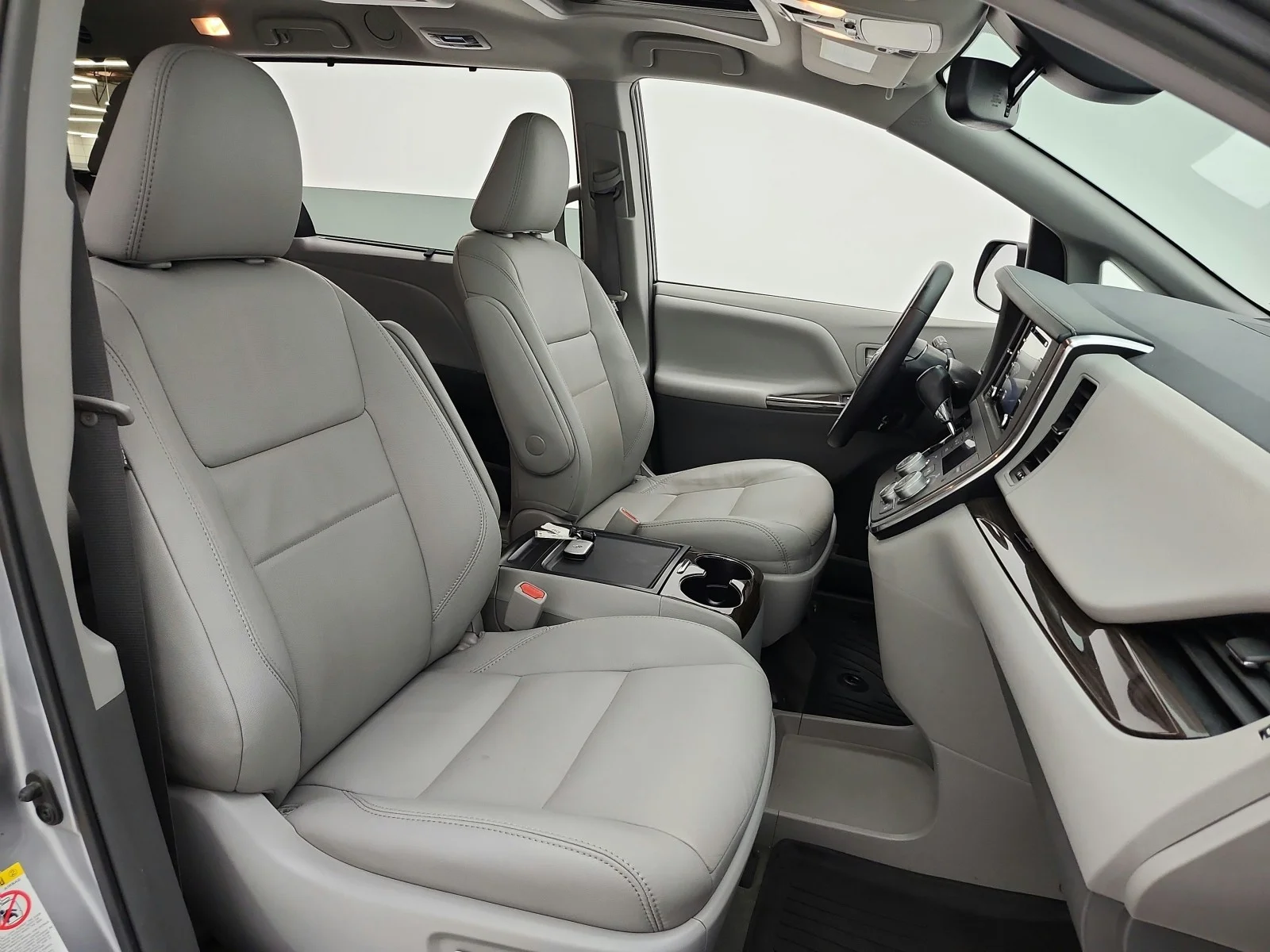 Used 2018 Silver Sky Metallic Toyota XLE Premium image 19