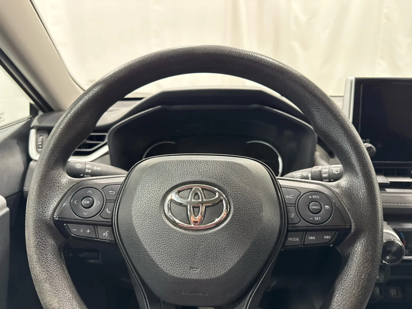 Used 2023 Grn/green Toyota XLE image 16