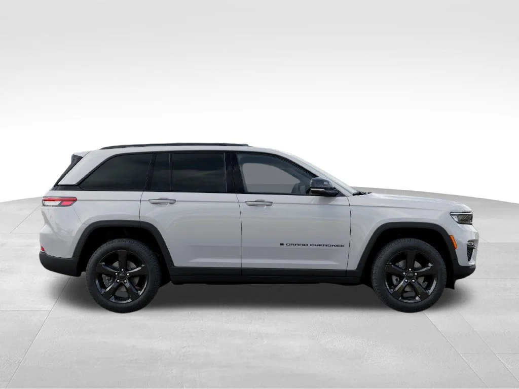 Used 2025 White Jeep Limited image 22