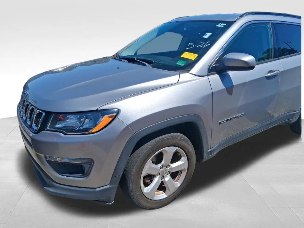 Used 2019 Silver Jeep Latitude image 13