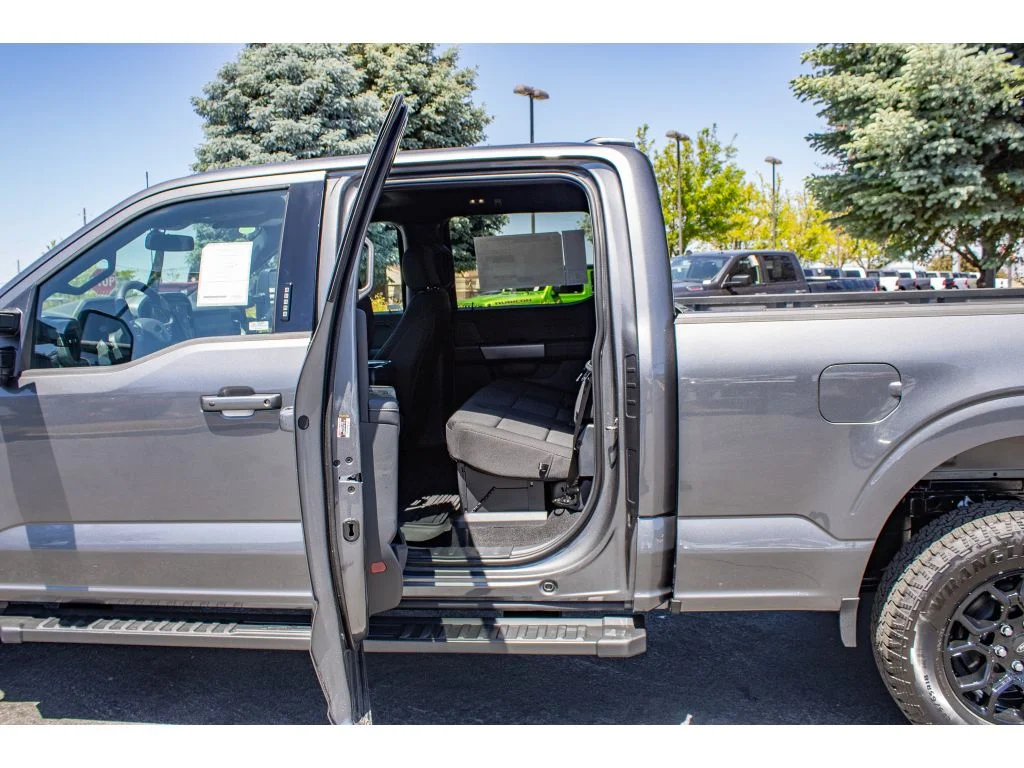 New 2026 CARBONIZED GRAY METALLIC Ford XLT image 18