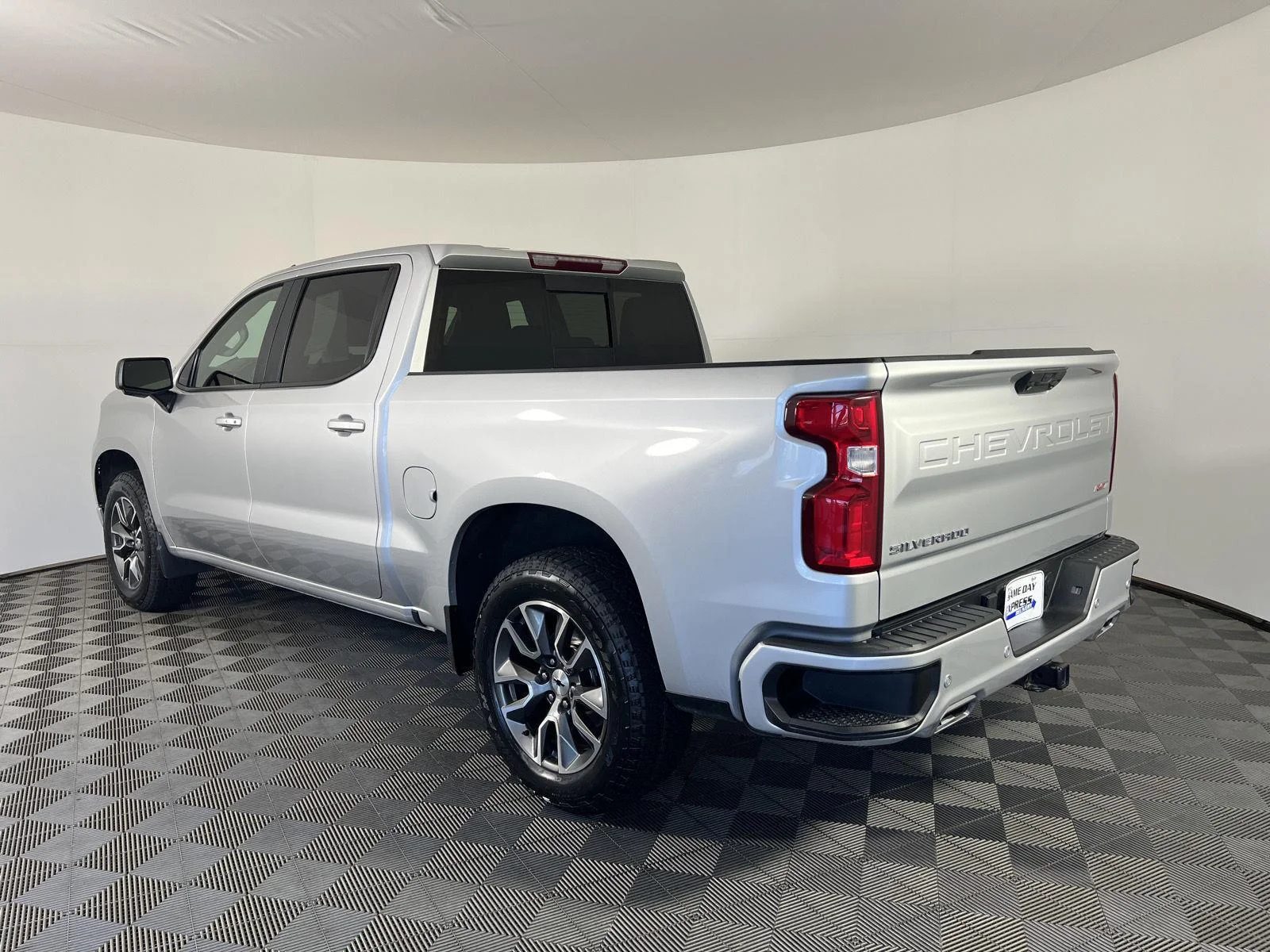 Used 2022 SILVER ICE METALLIC Chevrolet RST image 28