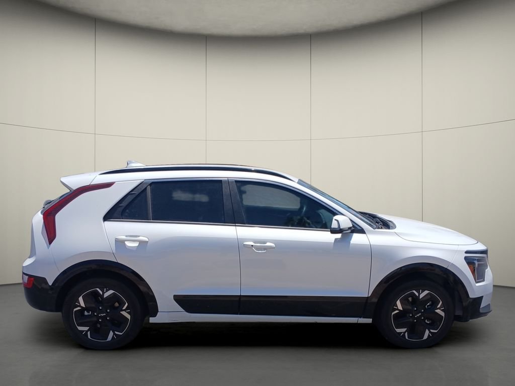 Used 2023 White Kia Wind image 8