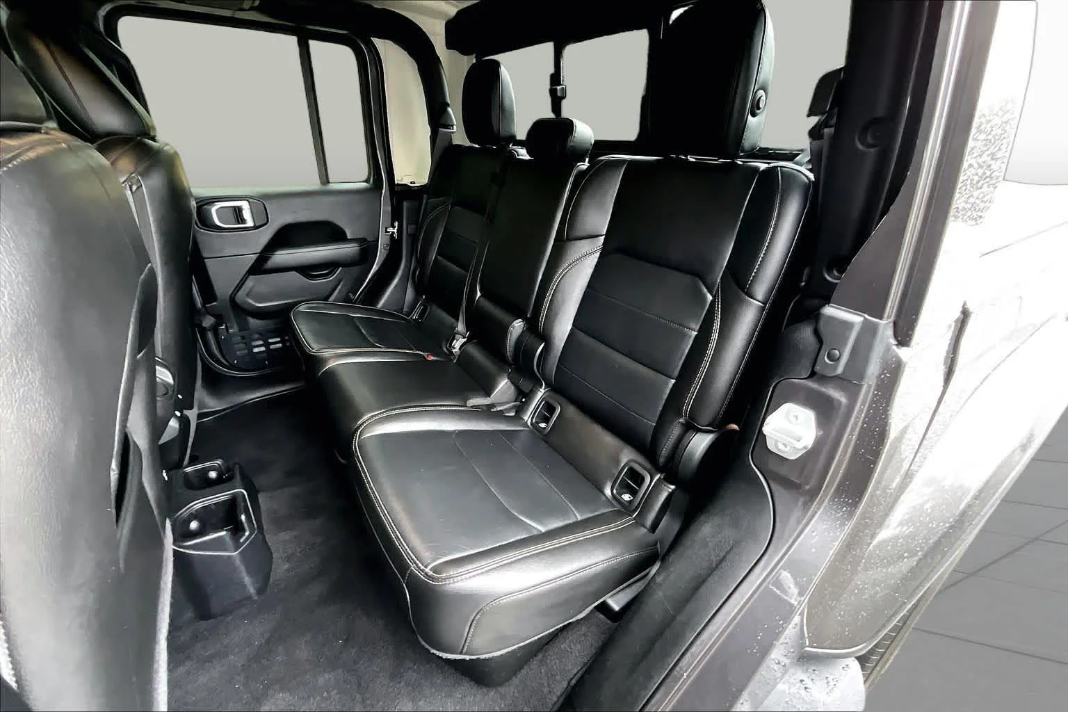 Used 2020 Granite Crystal Metallic Clearcoat Jeep Overland image 19