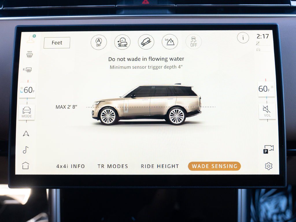 Used 2025  Land Rover SE image 28