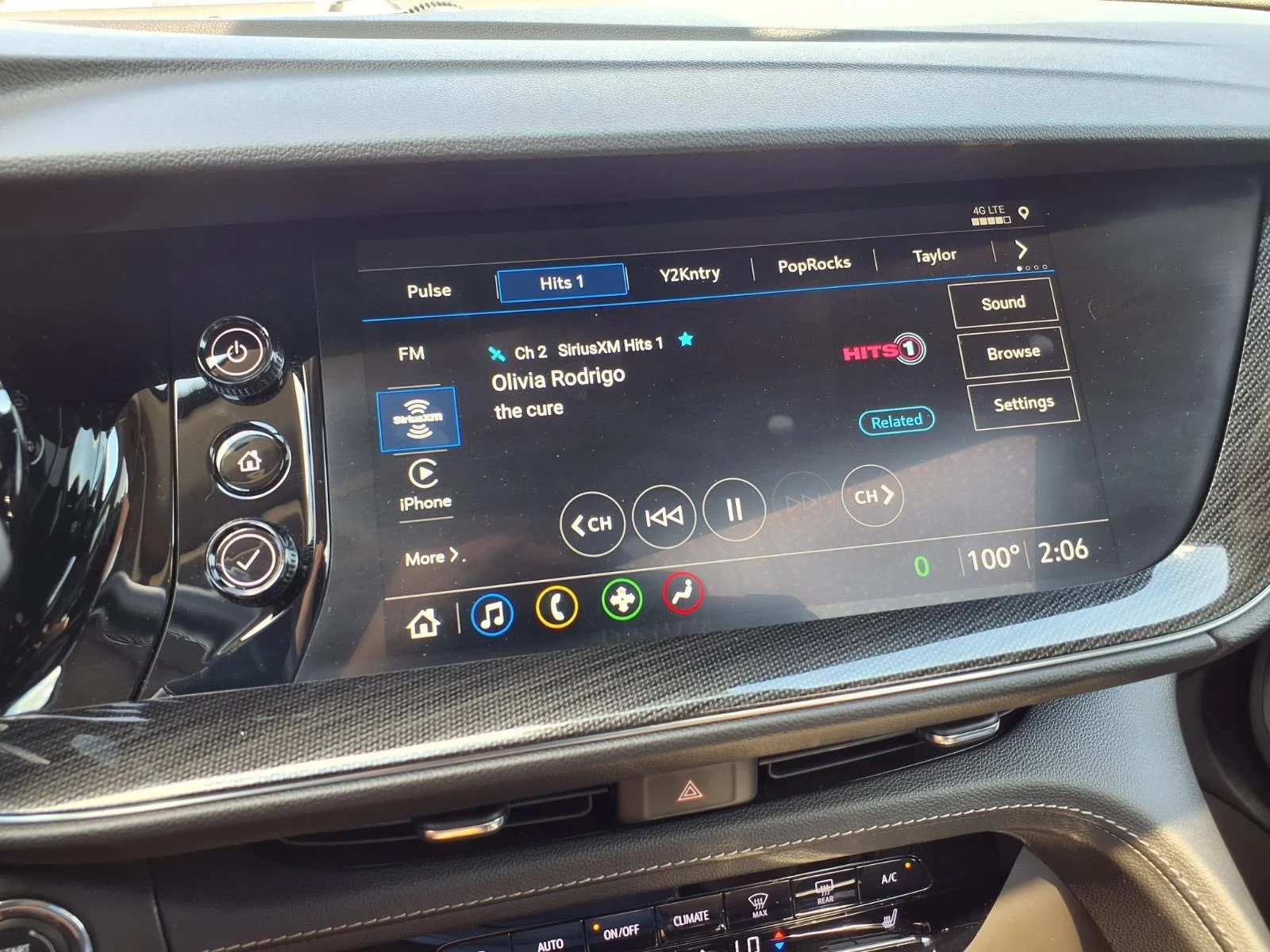 Used 2023 Summit White Buick Essence image 3