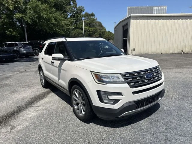 Used 2017 White Ford Limited image 3