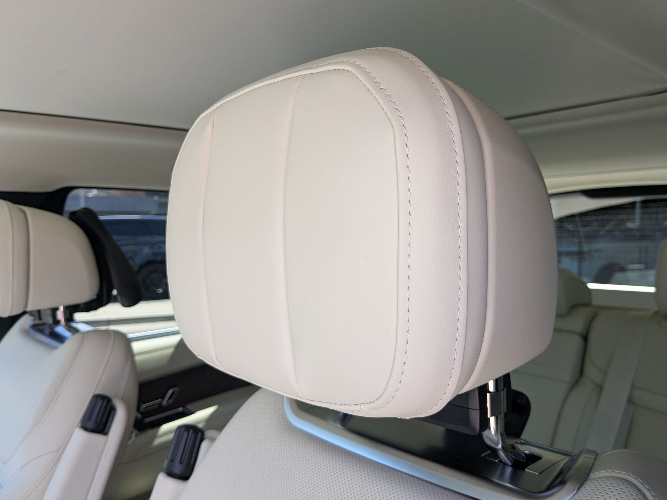 New 2026 Ostuni Pearl White Land Rover P530 SE image 25