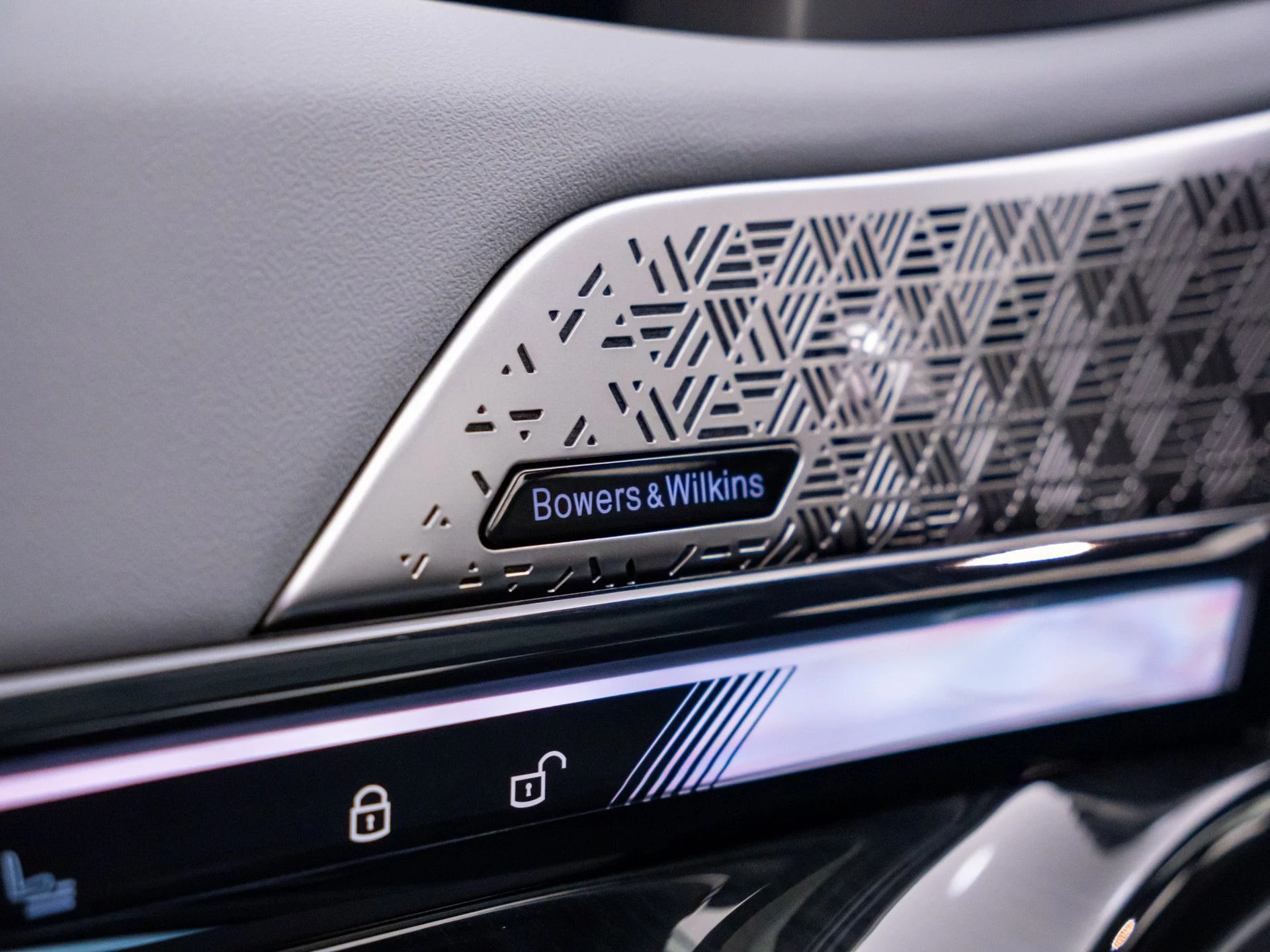 New 2027 Dk. BMW 550e xDrive image 14