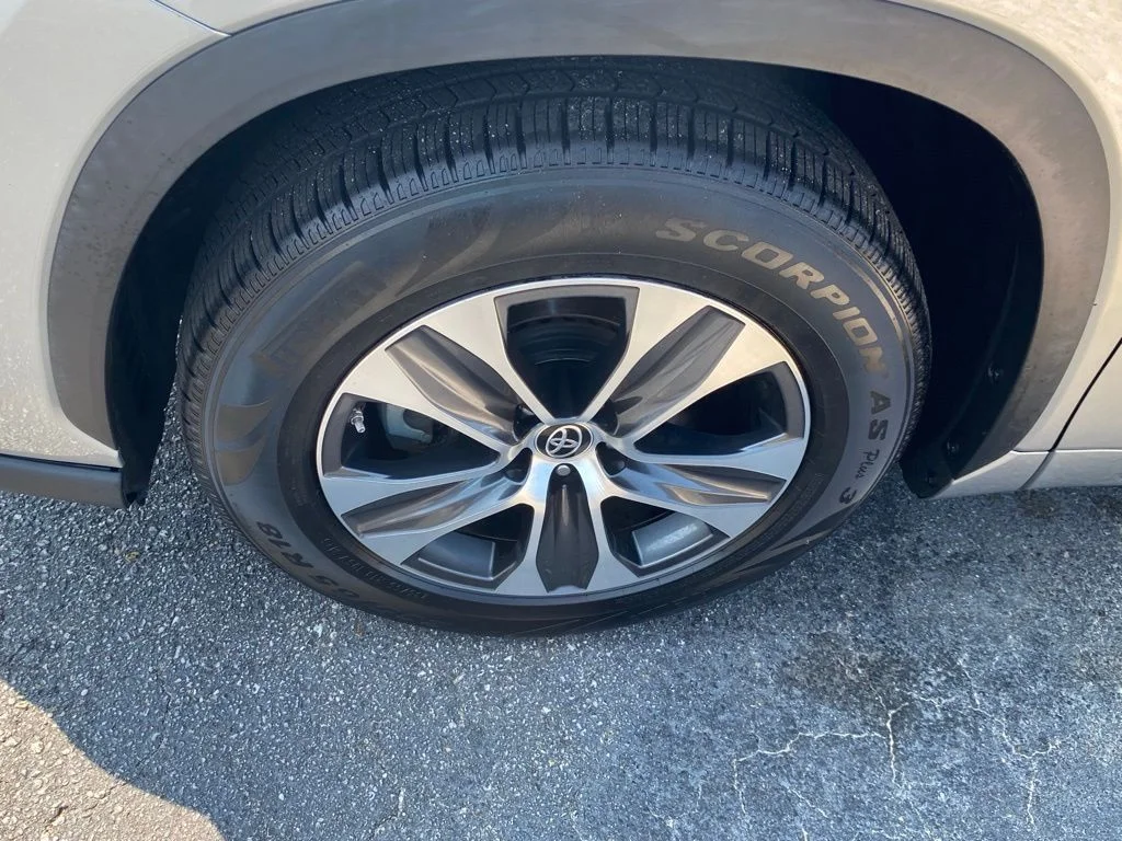 Used 2022 Silver Toyota XLE image 21