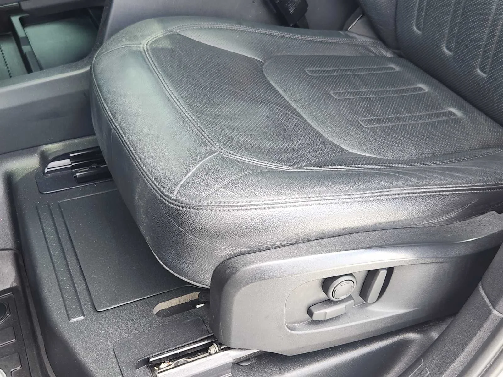 Used 2022 Eiger Grey Metallic Land Rover SE image 25