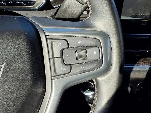 Used 2025 Summit White Chevrolet LT image 17