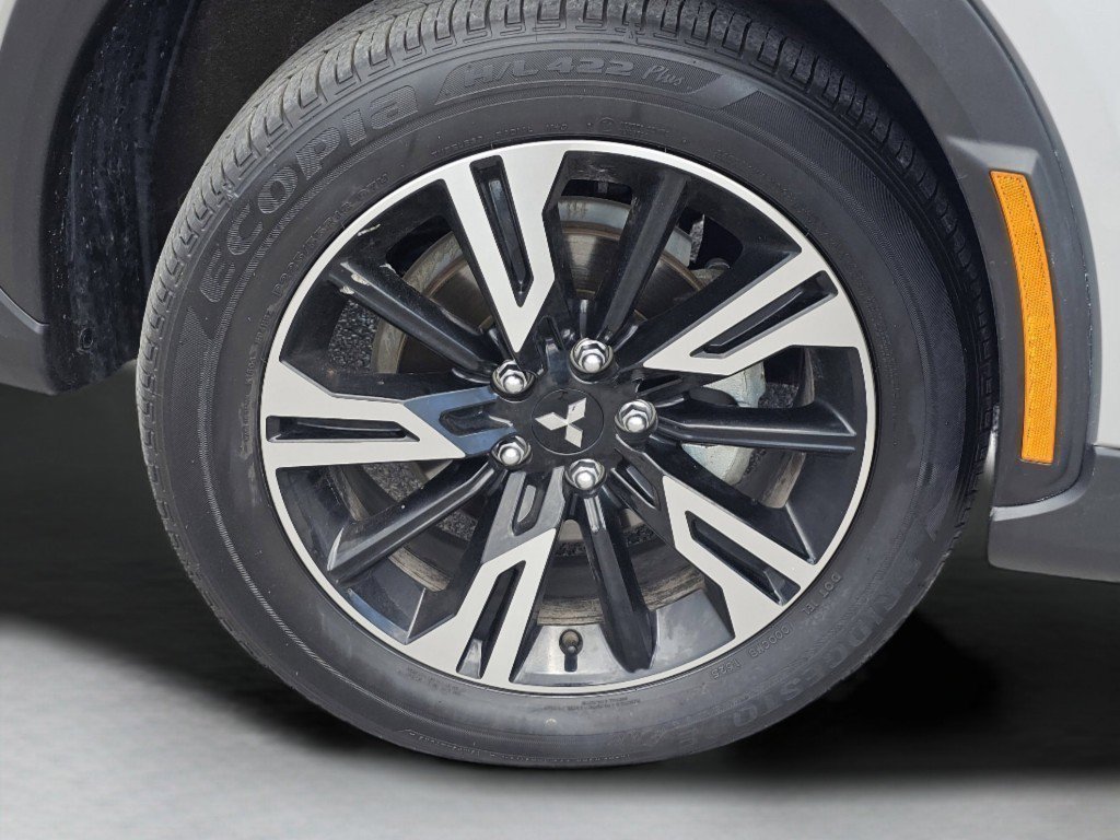 Used 2025 Alloy Silver Metallic Mitsubishi SE image 18