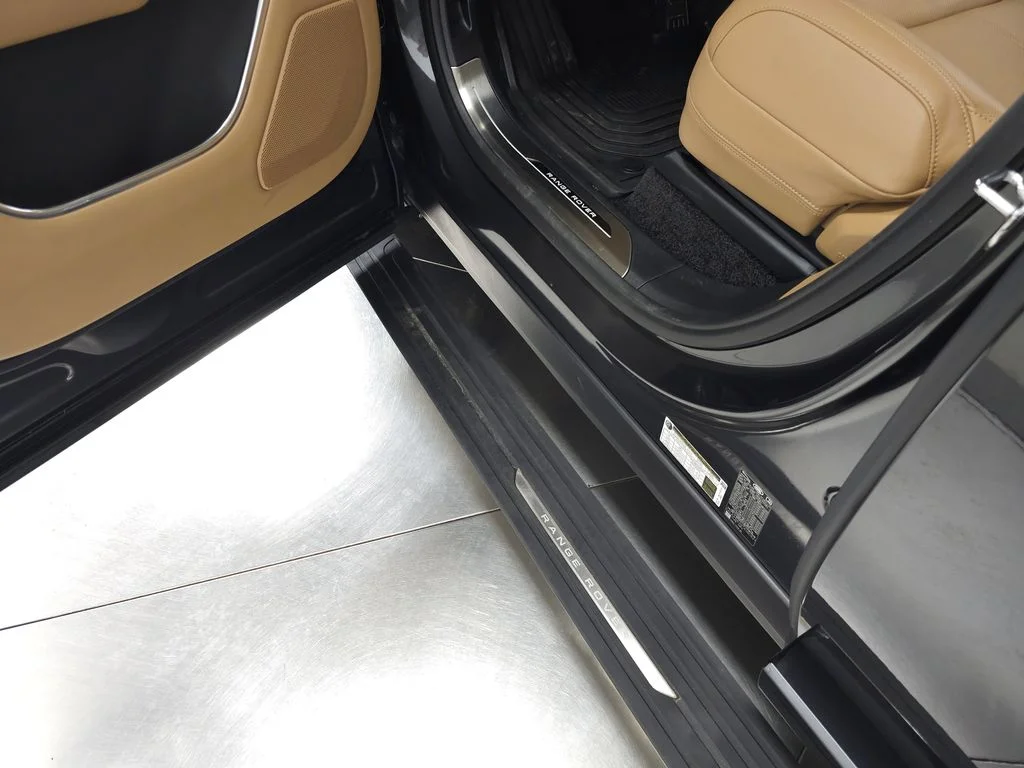 New 2026 Carpathian Grey Land Rover SE image 13