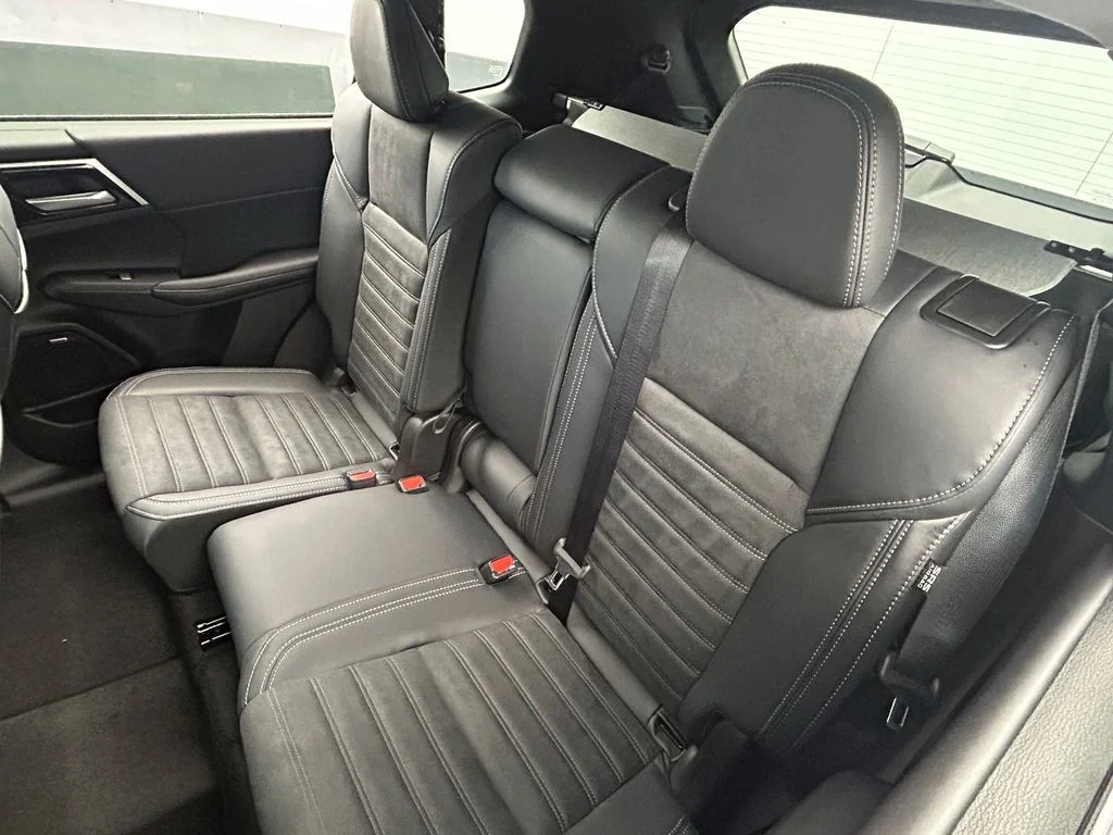 New 2026 Diamond White Mitsubishi SE image 39