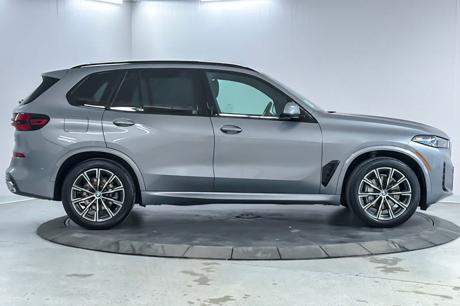 Used 2025 Gray BMW xDrive40i image 8