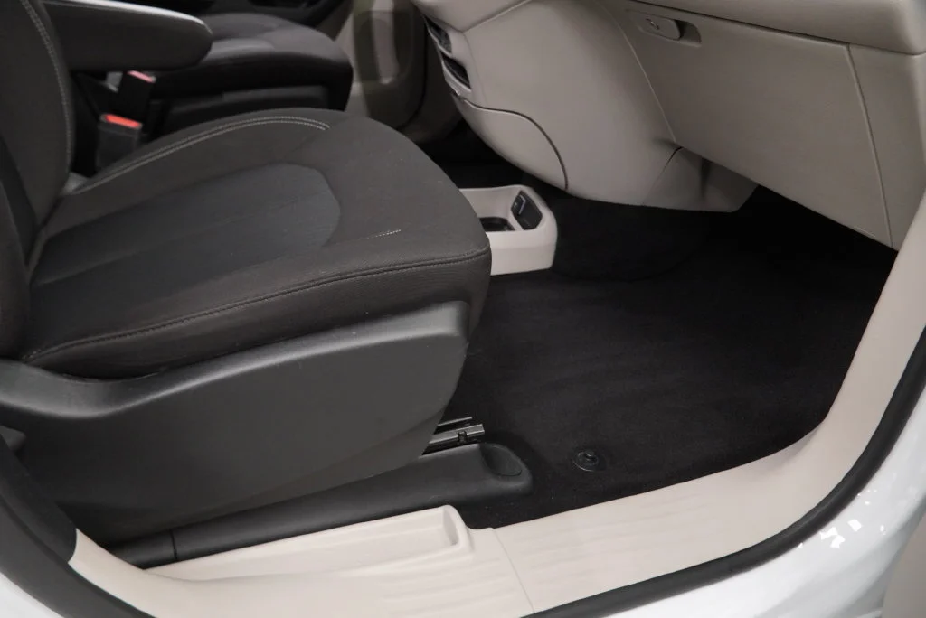 Used 2023 White Chrysler LX image 39