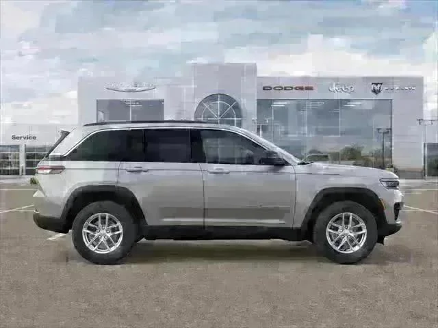 New 2025 Silver Zynith Exterior Paint Jeep Laredo X image 25