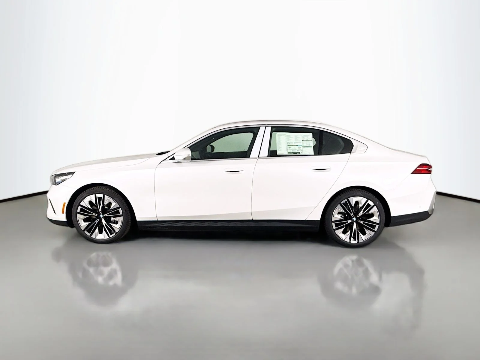 New 2026 Mineral White Metallic BMW xDrive40 image 4