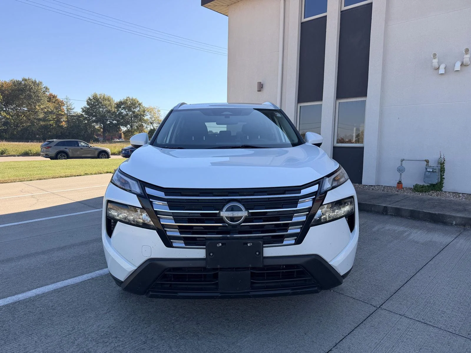 Certified Used 2024 Everest White Pearl Nissan SV image 2