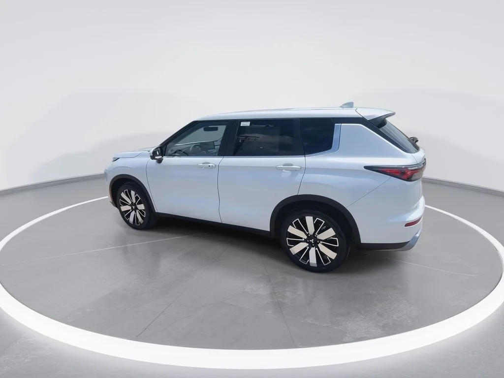 Used 2025 White Mitsubishi SE image 6