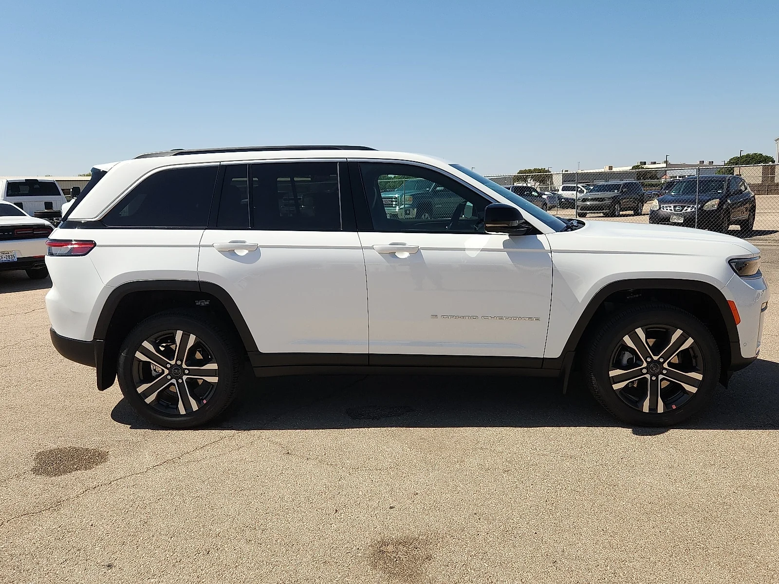 New 2027 Bright White Clear-Coat Paint Jeep LIMITED 4X4 image 5