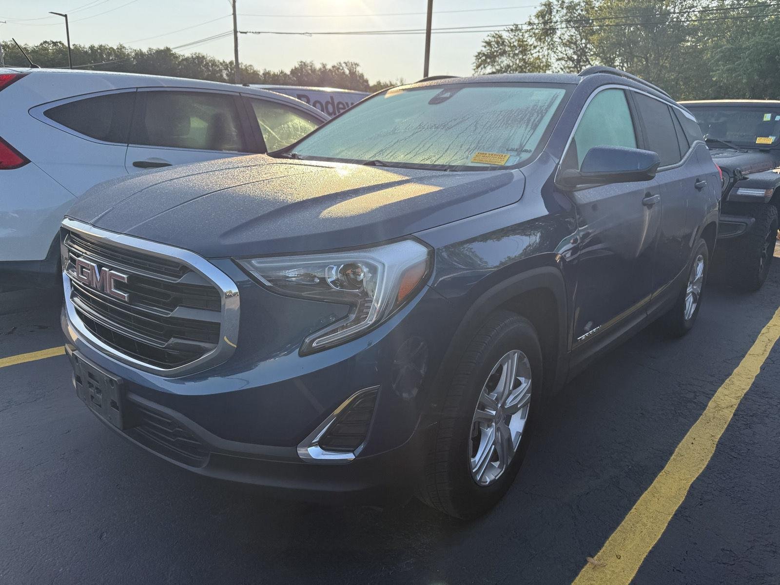 Used 2020 BLUE EMERALD METALLIC GMC SLE image 3