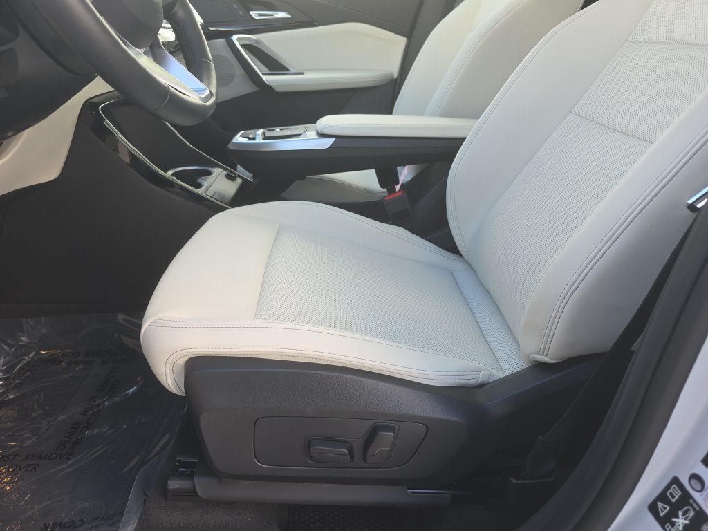 Used 2026 Mineral White Metallic BMW xDrive28i image 21