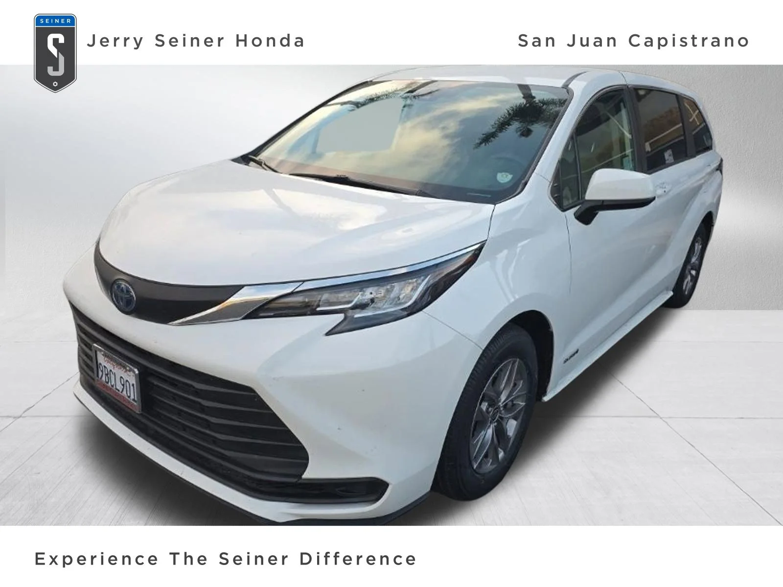 2021 Toyota Sienna LE 8-Passenger Hybrid FWD's photo