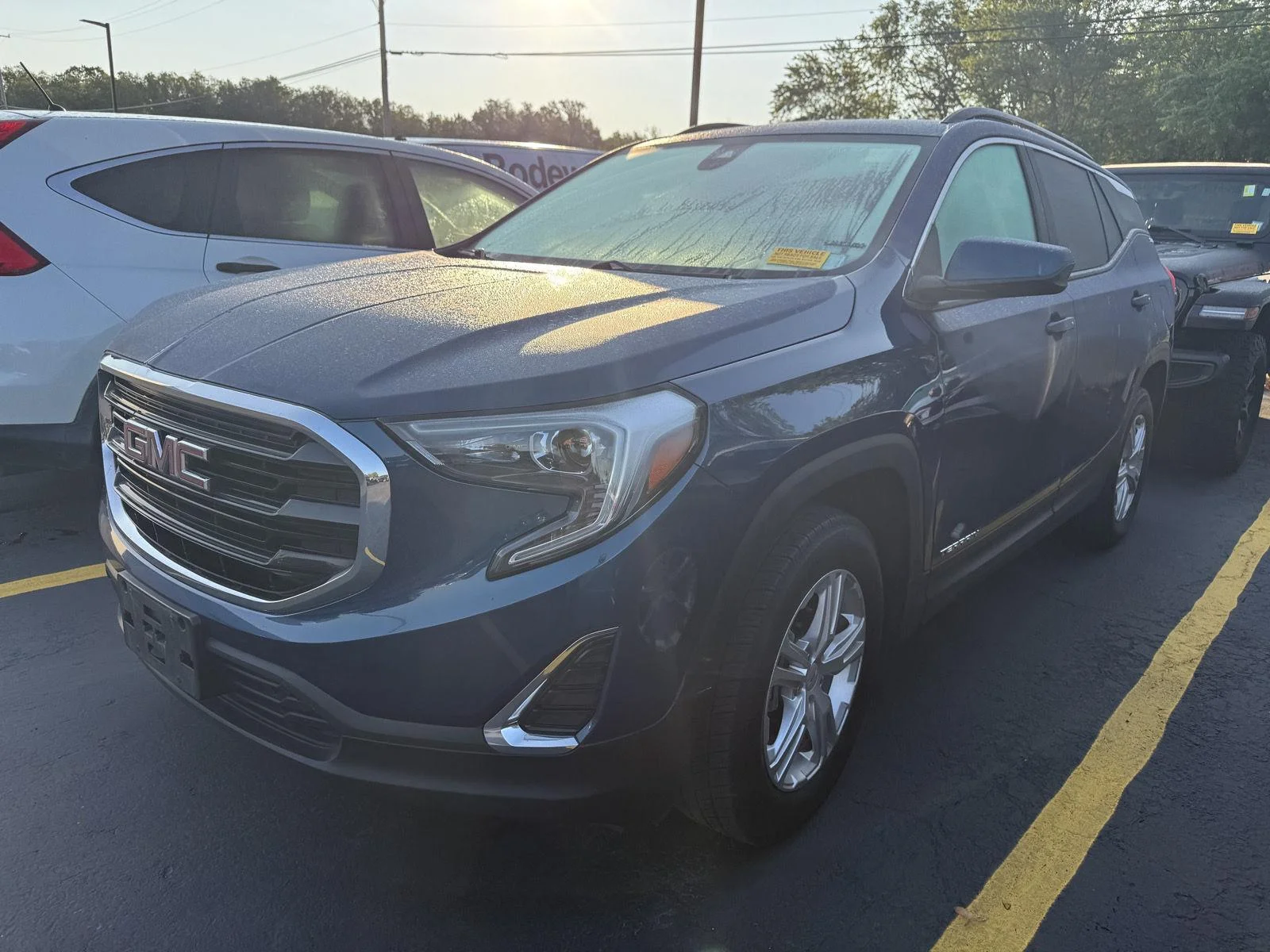 Used 2020 BLUE EMERALD METALLIC GMC SLE image 3