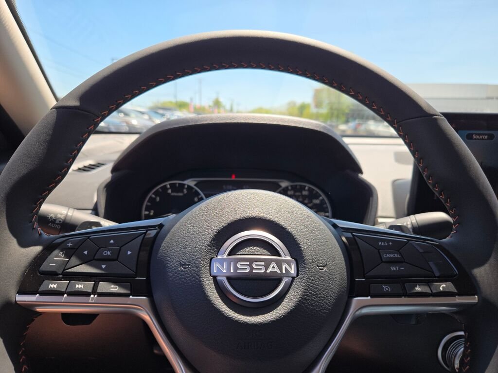New 2026 Pearl White TriCoat / Super Black Two-tone Nissan SR image 28