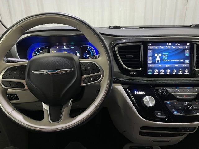 Used 2020 White Chrysler Limited image 21