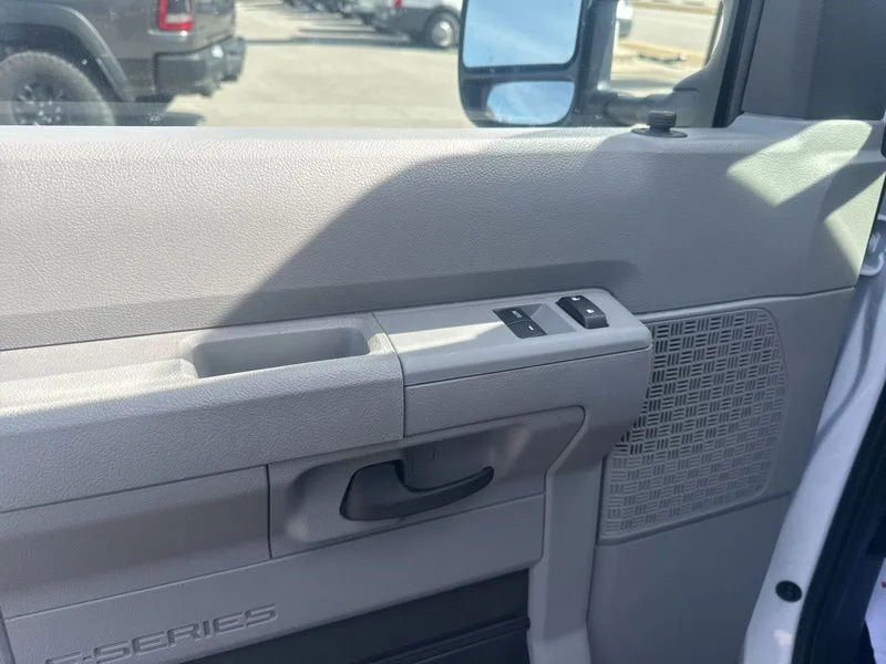 New 2026 Oxford White Ford E-350 SRW image 17