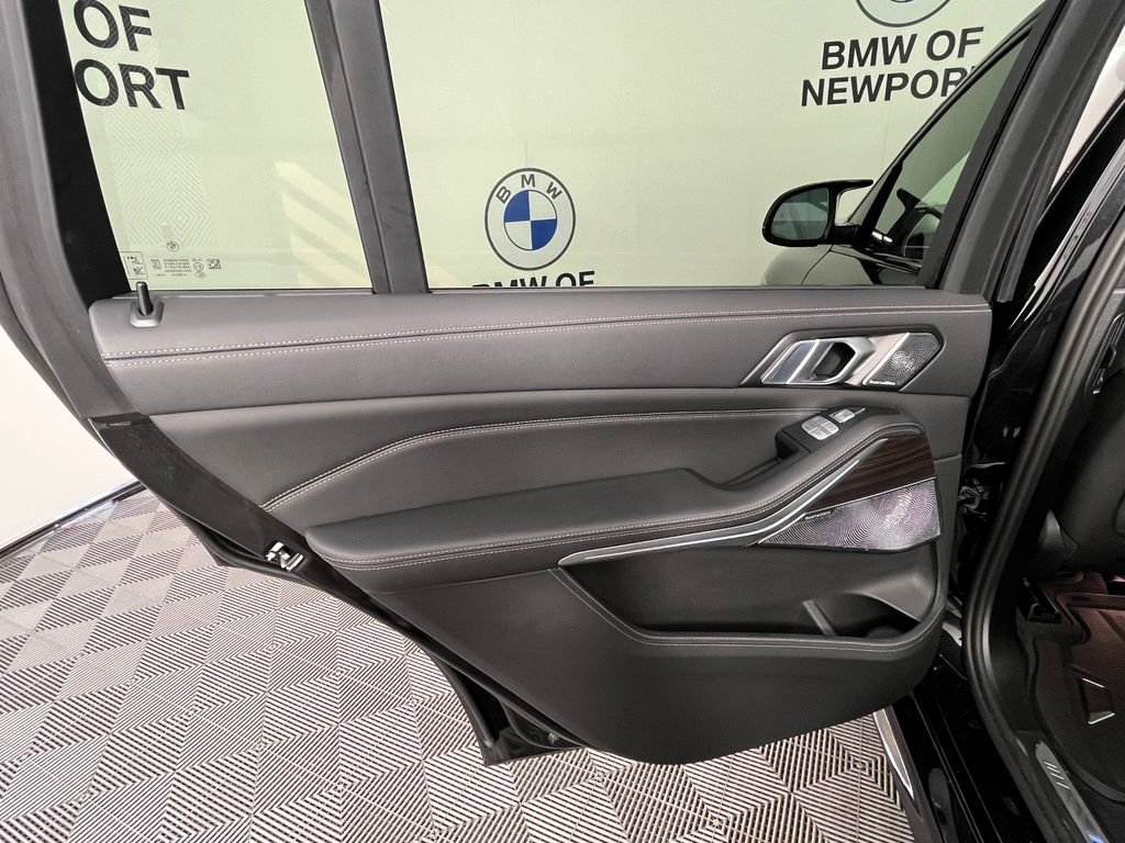 Used 2025 Black BMW M60i image 24