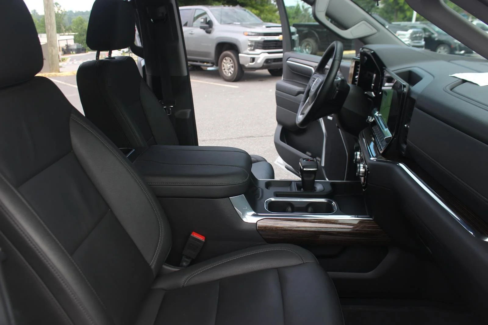 Used 2024 Summit White GMC Elevation image 33