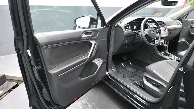 Used 2021 Black Volkswagen 2.0T SE image 28