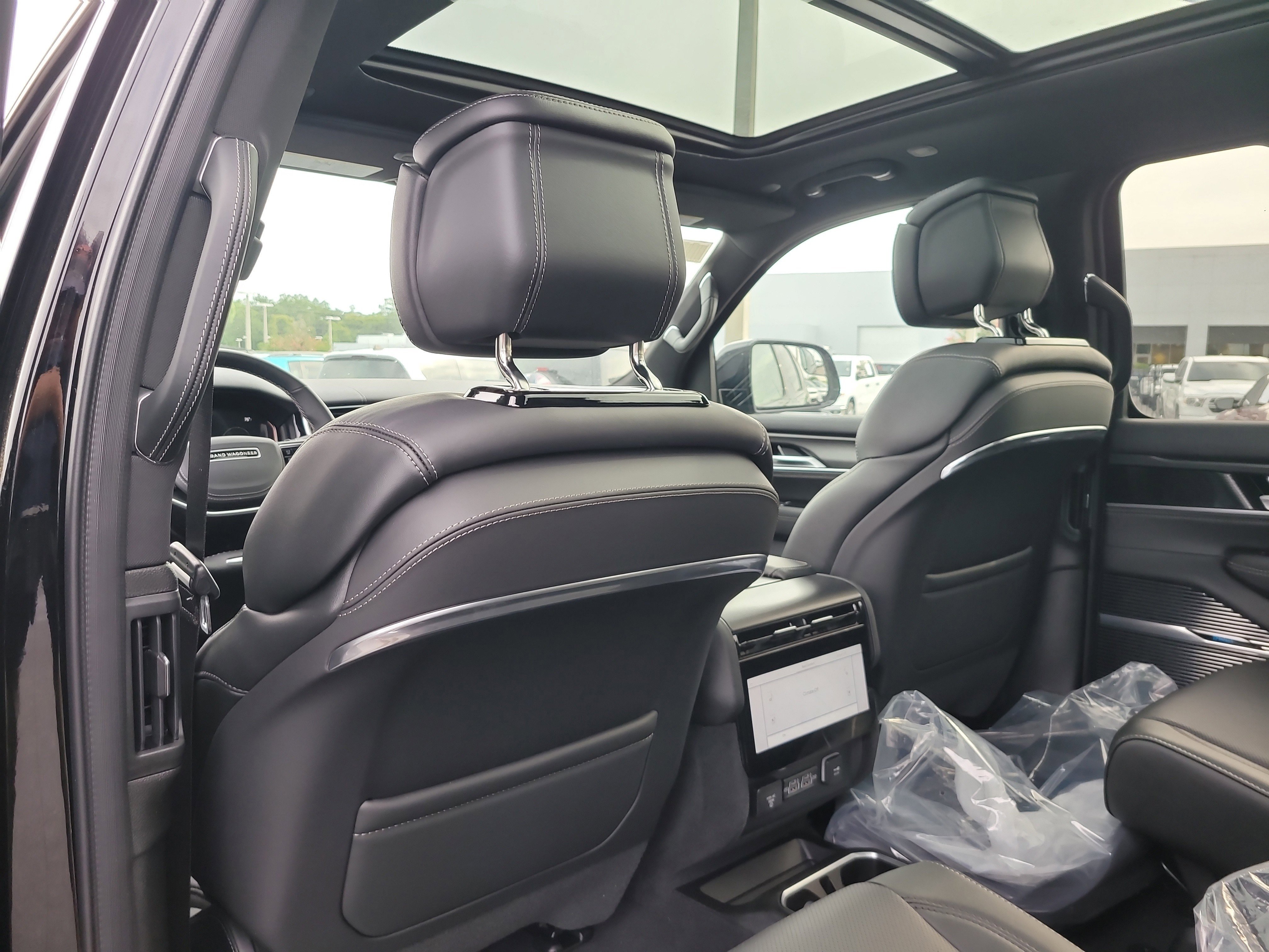 New 2026 High Gloss Black Exterior Paint Jeep Summit Obsidian image 13