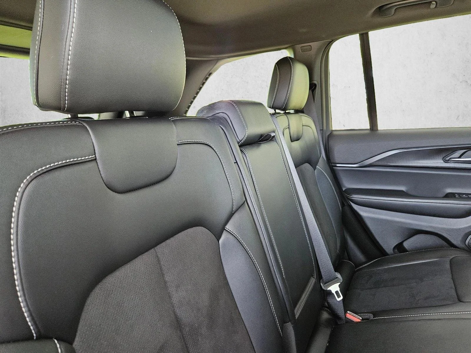 Used 2025 Velvet Red Pearlcoat Jeep Altitude X image 22