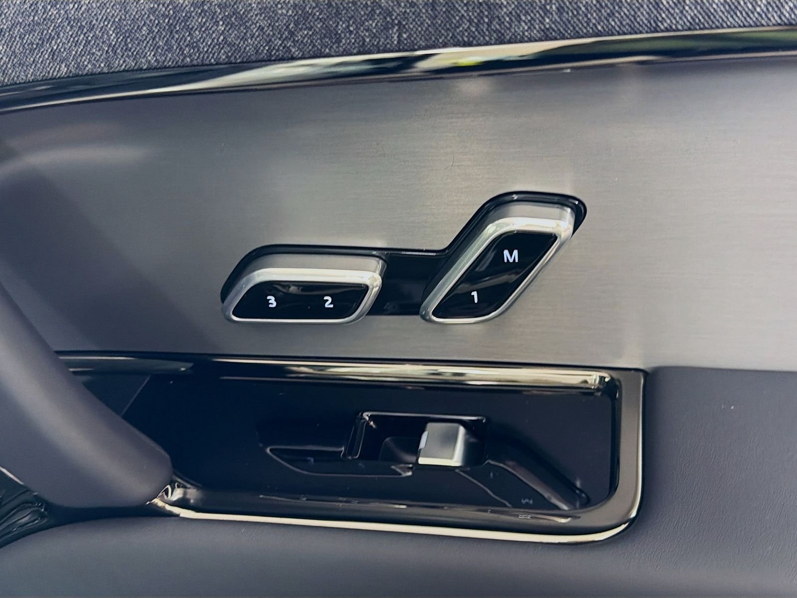 New 2026 Borasco Grey Land Rover SE image 33