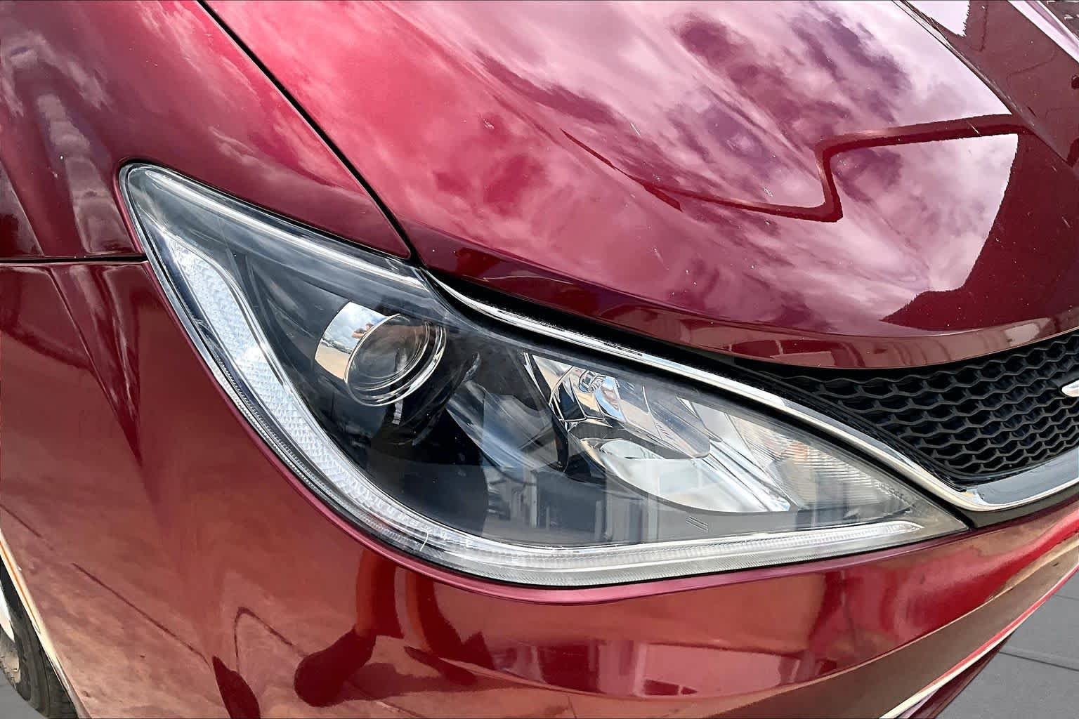Used 2018 Velvet Red Pearlcoat Chrysler Limited image 26