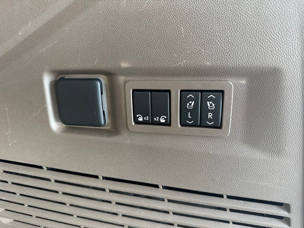 Used 2023 Silver GMC Denali image 34