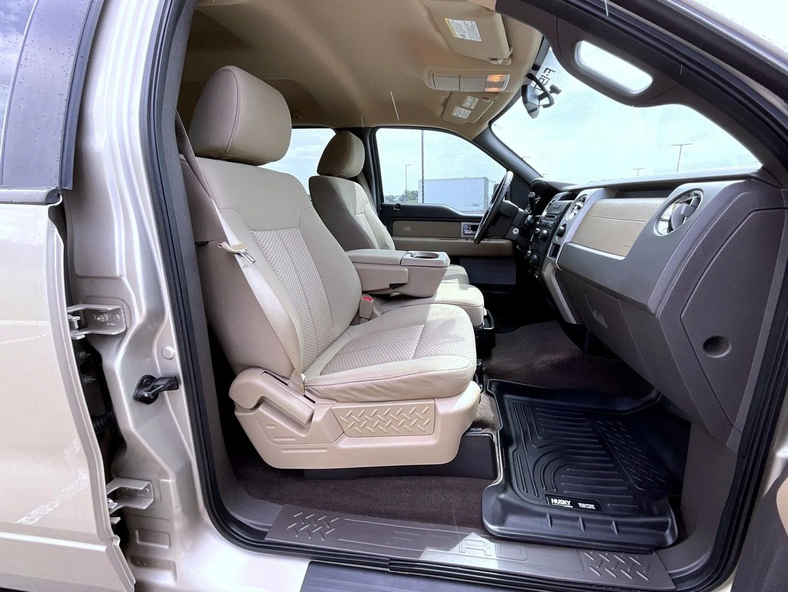 Used 2010 Gold Ford XLT image 16