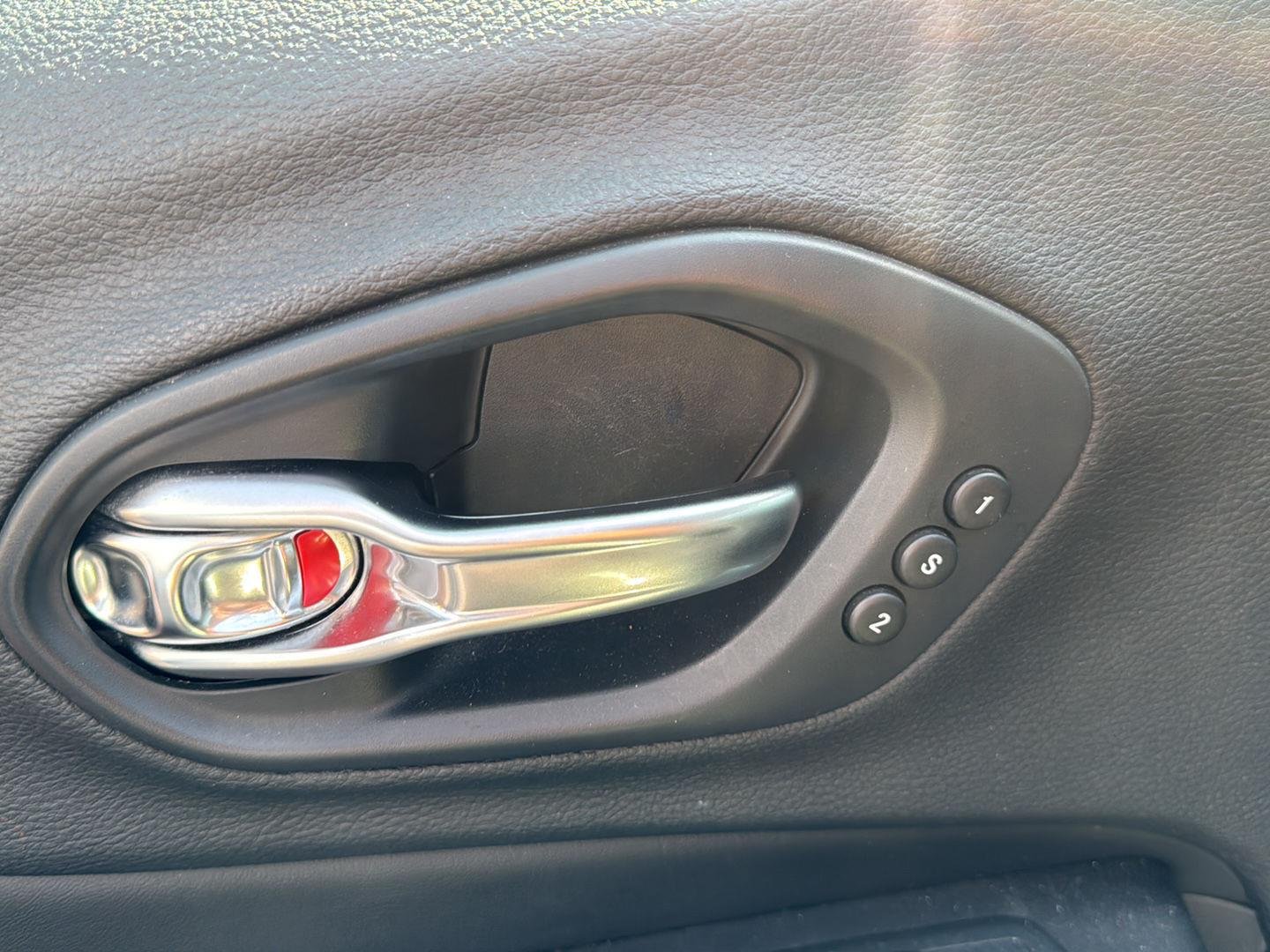 Used 2019 Olive Green Pearlcoat Jeep Limited image 8
