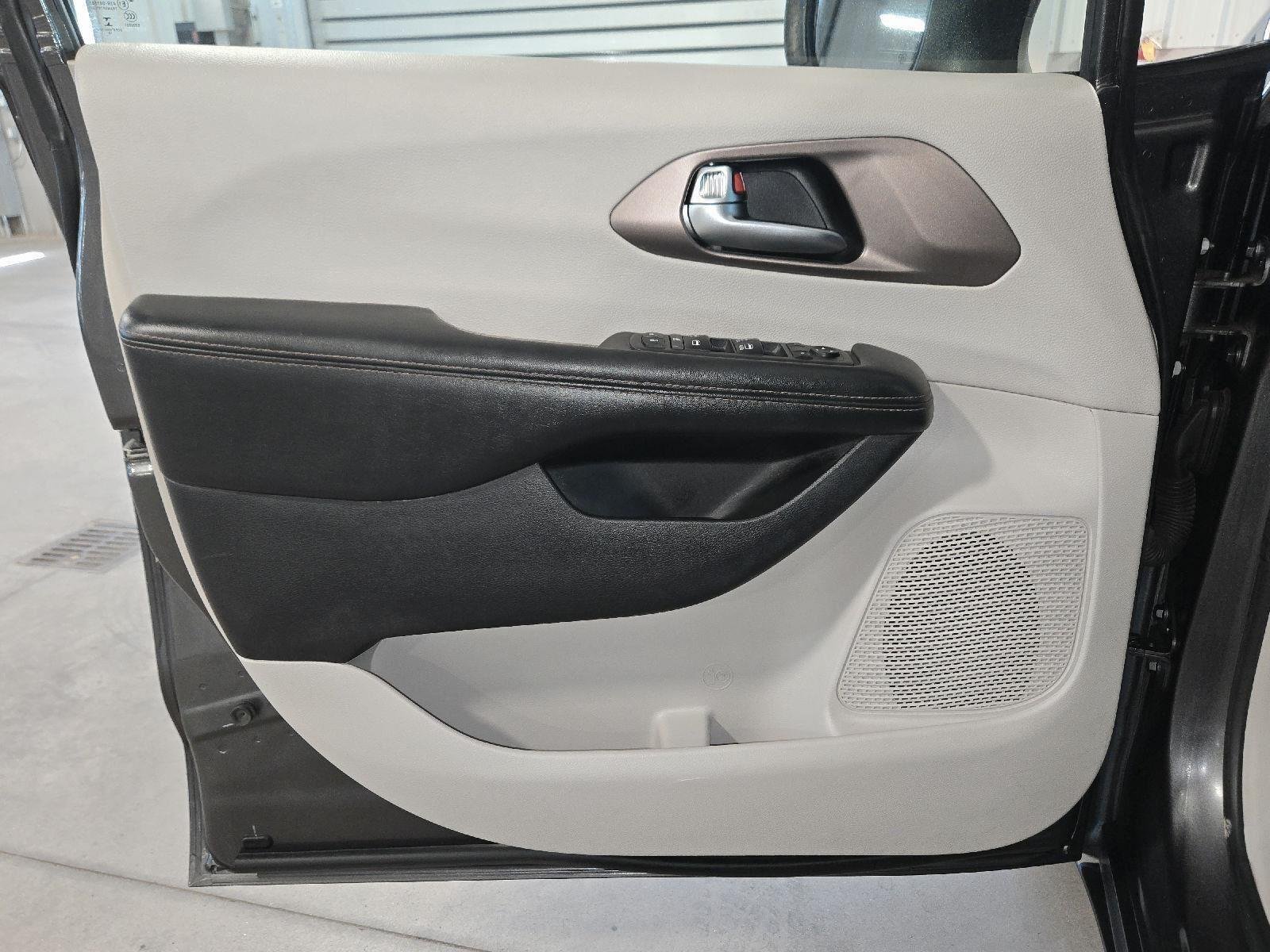 Used 2019 GRAY CHRYSLER L image 10