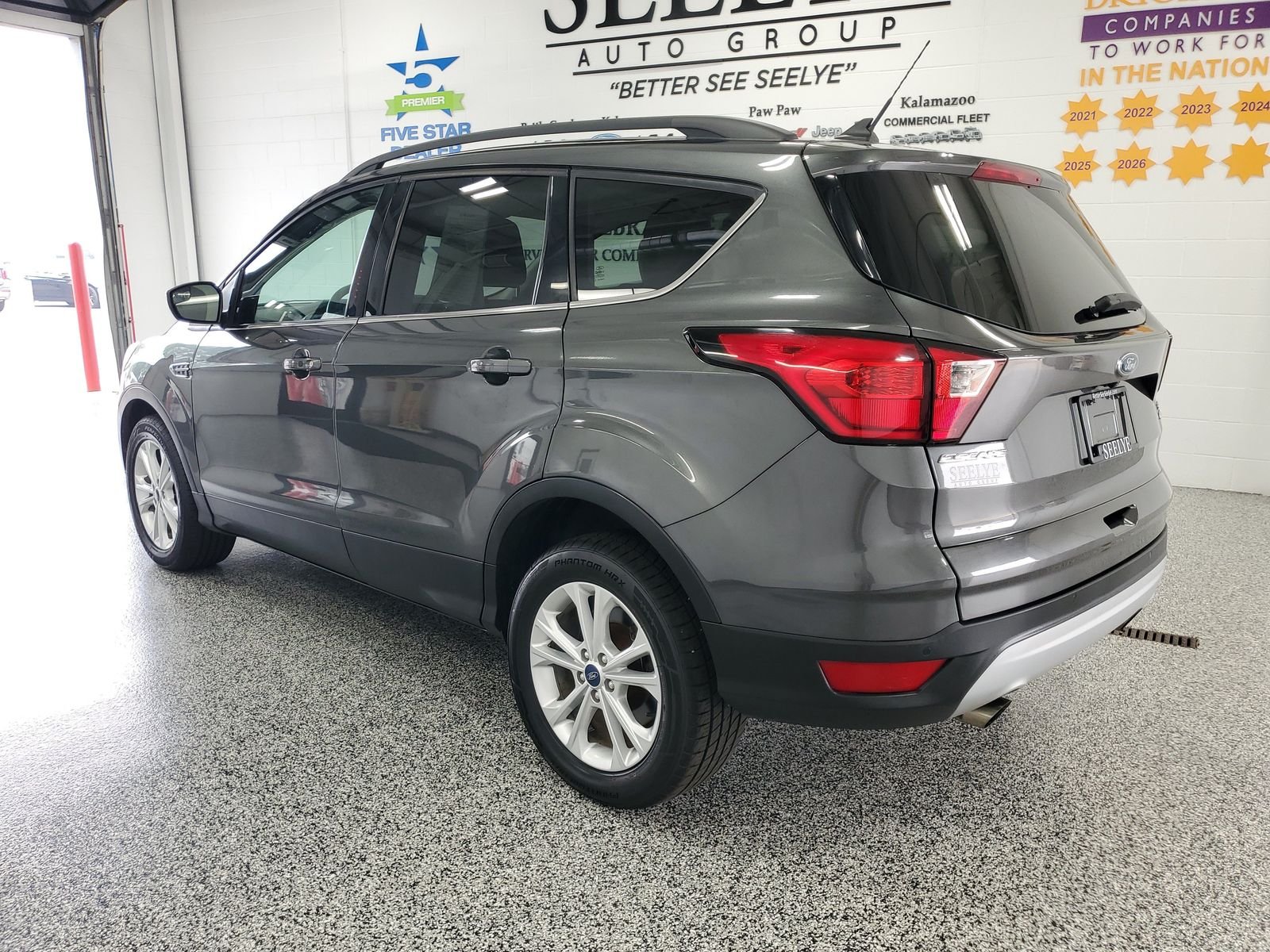 Used 2019 Gray Ford SEL image 3
