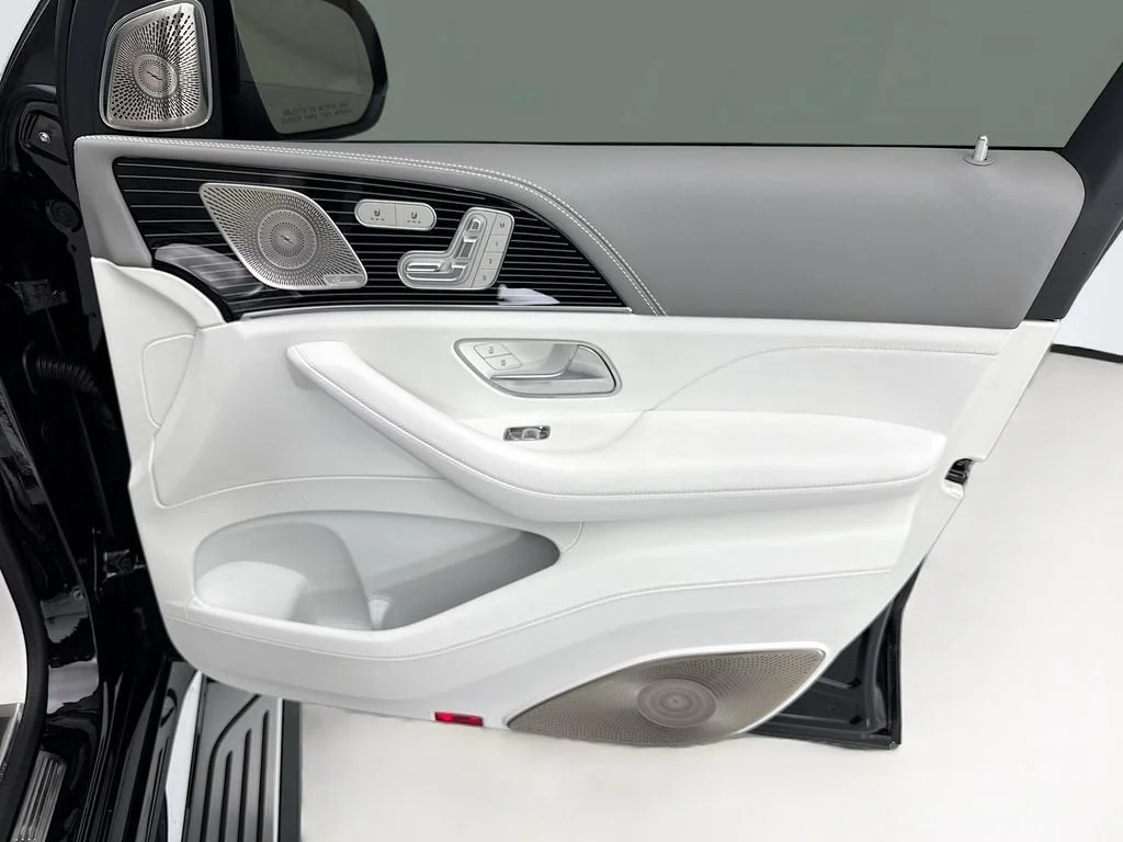 Used 2025  Mercedes-Benz Maybach GLS 600 image 24
