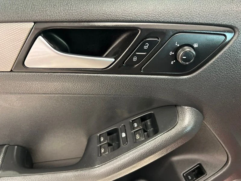 Used 2018  Volkswagen 1.4T S image 19