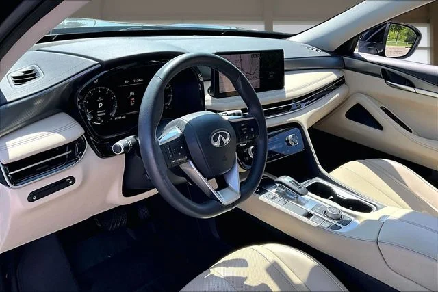 Used 2023 Black INFINITI LUXE image 13